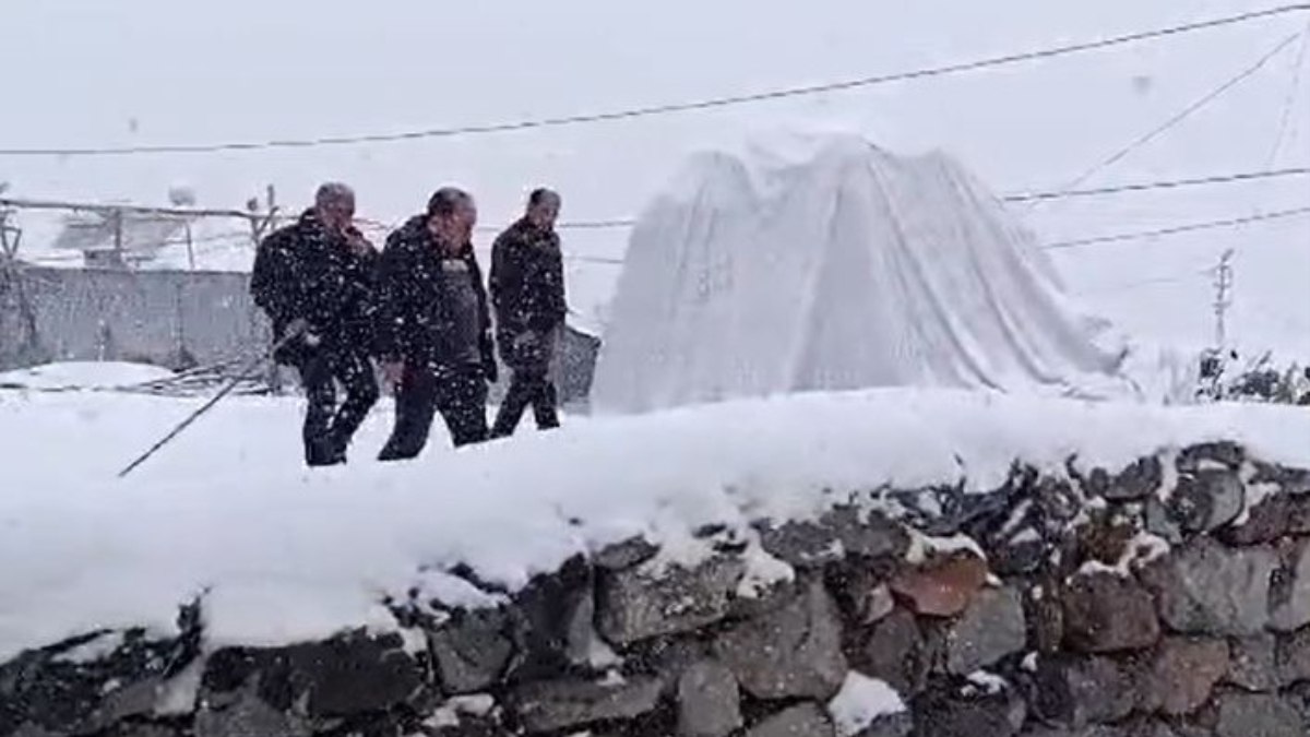 Ardahan’da gün kar yağışıyla başladı