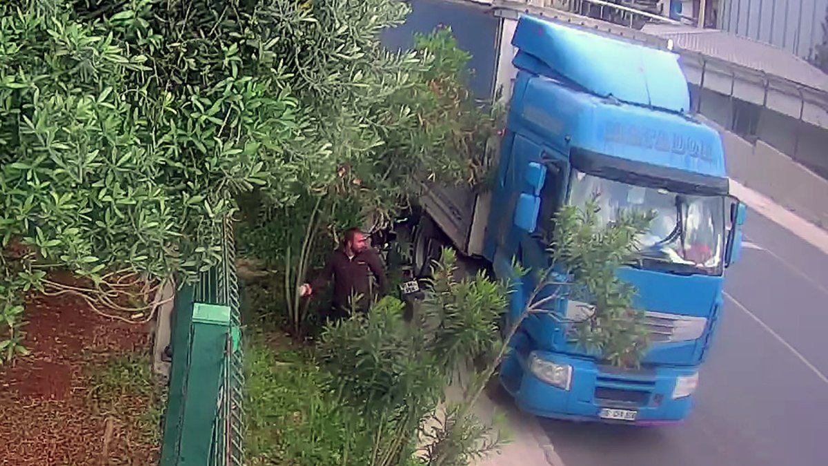 Adana’da tırın camını kırıp hırsızlık yaptı