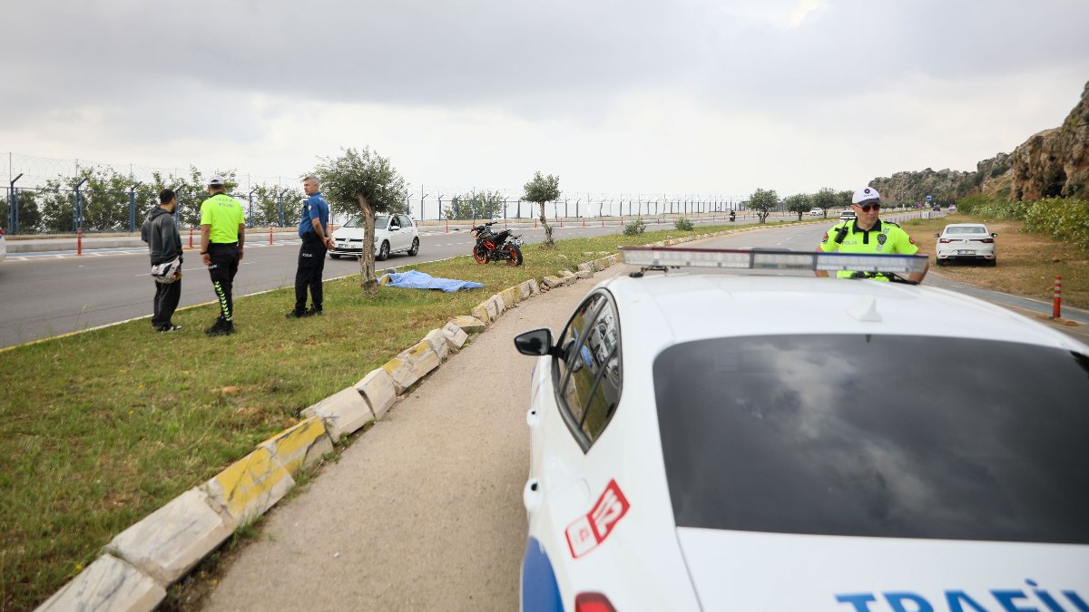 Antalya’da kazada ölen arkadaşının cansız bedeninin başından ayrılmadı