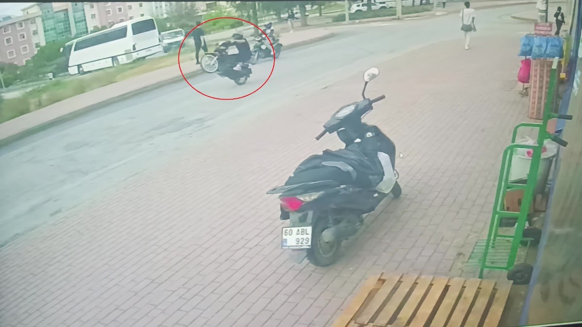 Antalya’da polisin önünde akrobatik hareketler yapan motosikletliye ceza yağdı