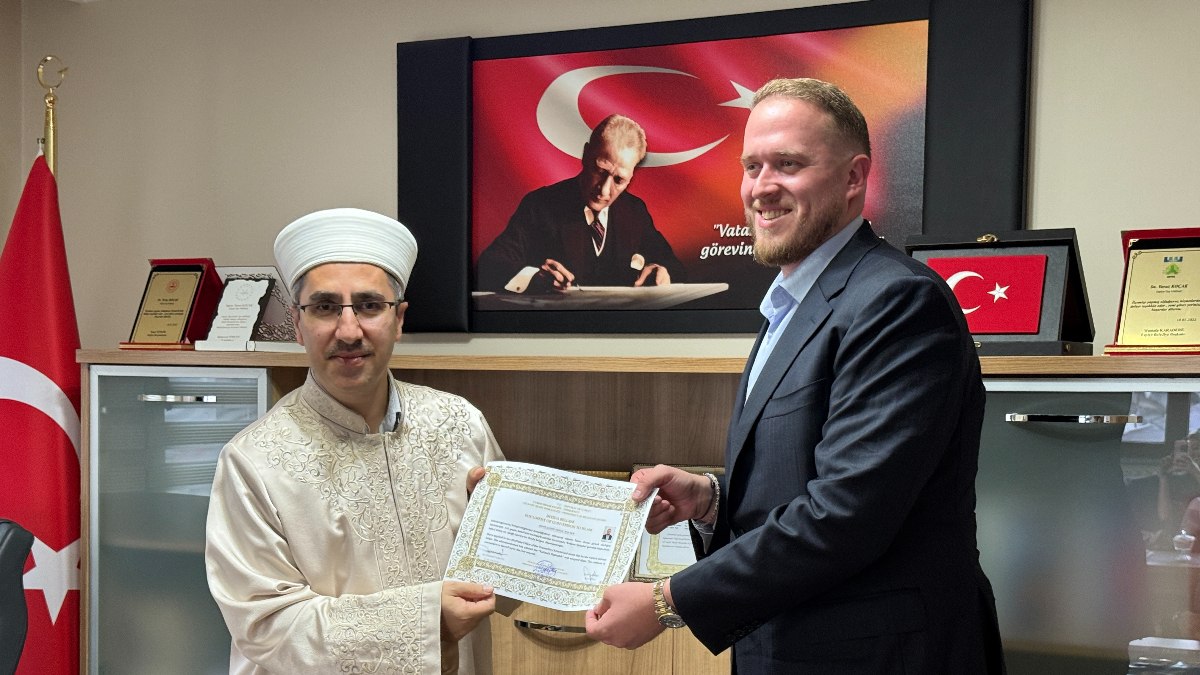İstanbul’da tanıştığı kadın için İslamiyeti seçen İngiliz Simon