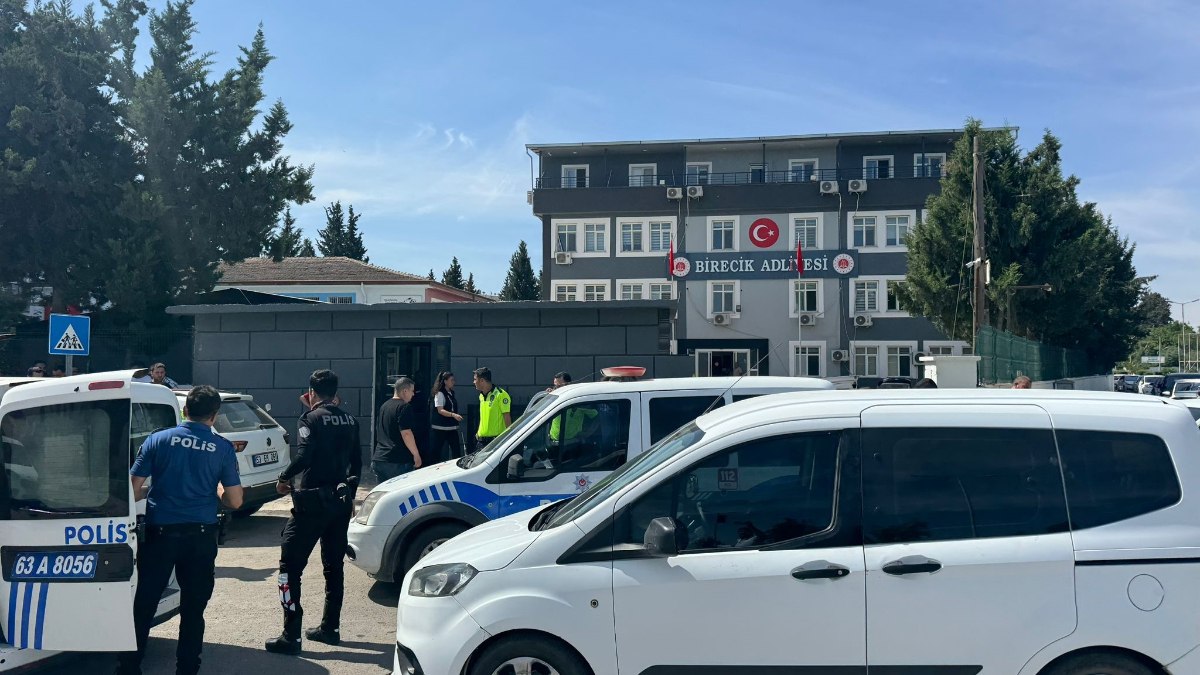 Şanlıurfa’da adliye önünde taşlı sopalı kavga