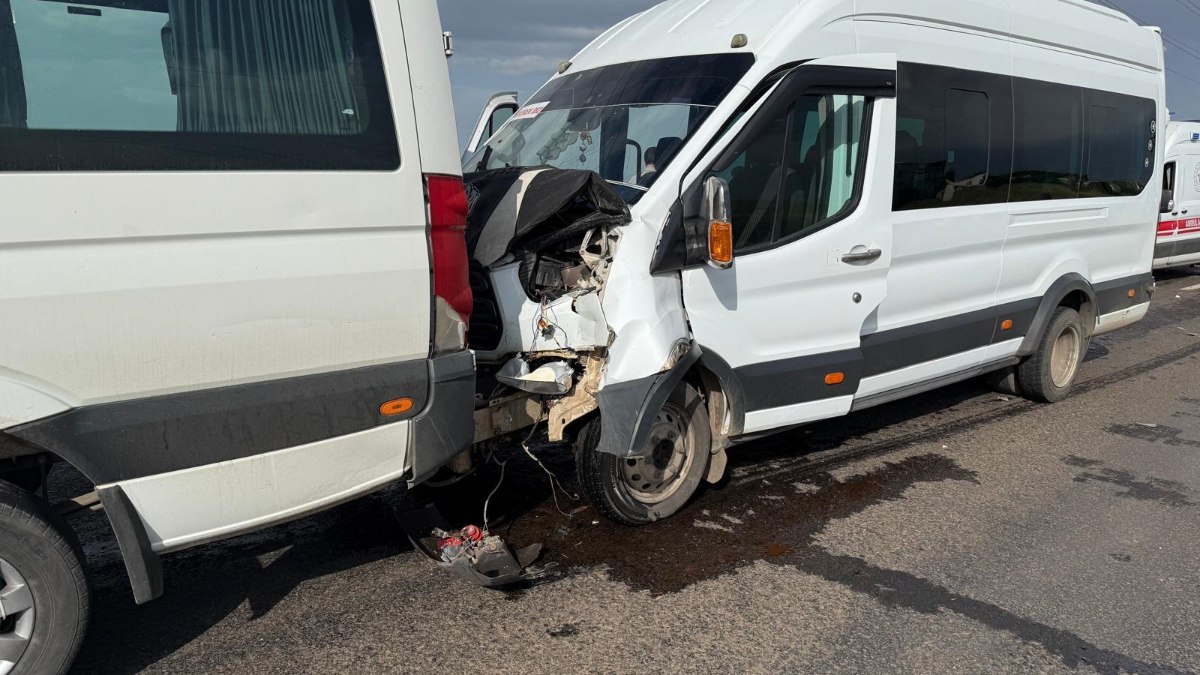 Şanlıurfa’da öğretmenleri taşıyan minibüsler çarpıştı