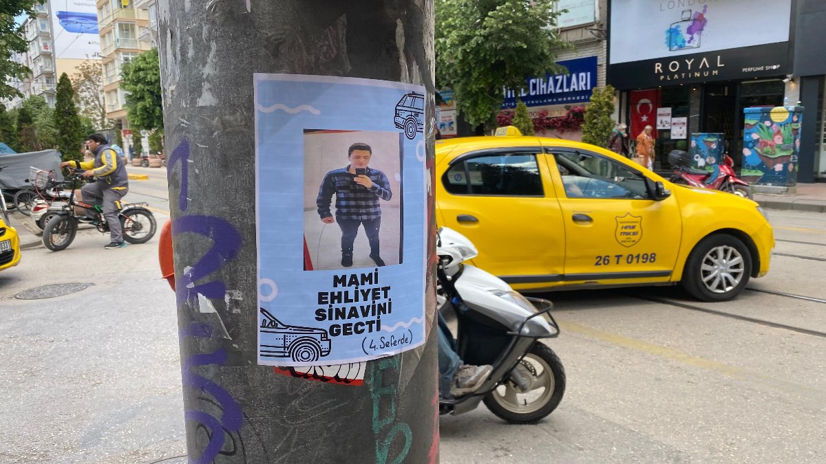 Eskişehir’de asılan “Ehliyet sınavını geçti” broşürü ilgi çekti