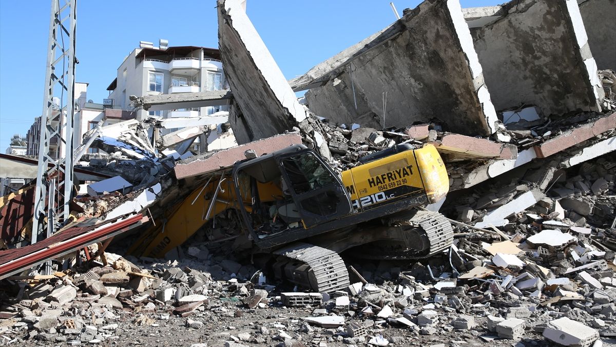 Hatay’da yıkım sırasında operatör, enkaz altında kaldı