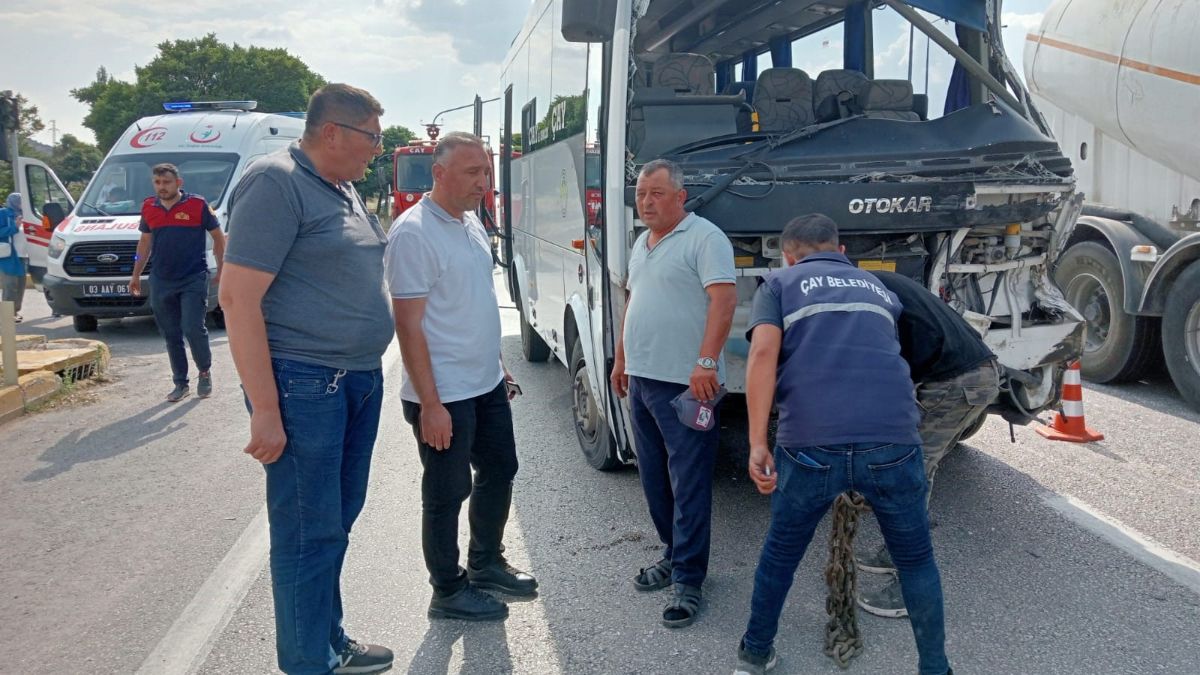 Afyonkarahisar’da midibüs kamyonla çarpıştı